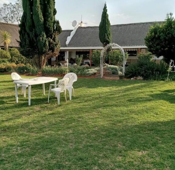 تختخواب و صبحانه Naleli Guest House