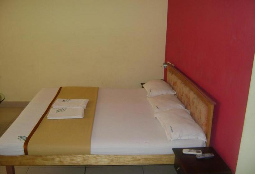 בית מלון כפרי Malabar Plaza