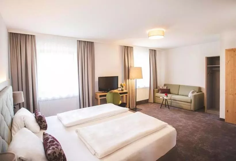 Hotelli Der Dolomitenhof   Tristach