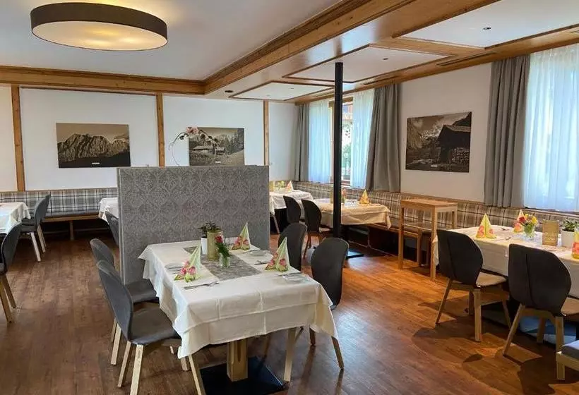 Hotelli Der Dolomitenhof   Tristach