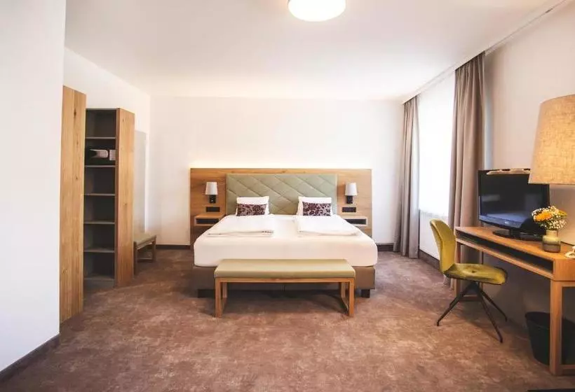 Hotelli Der Dolomitenhof   Tristach