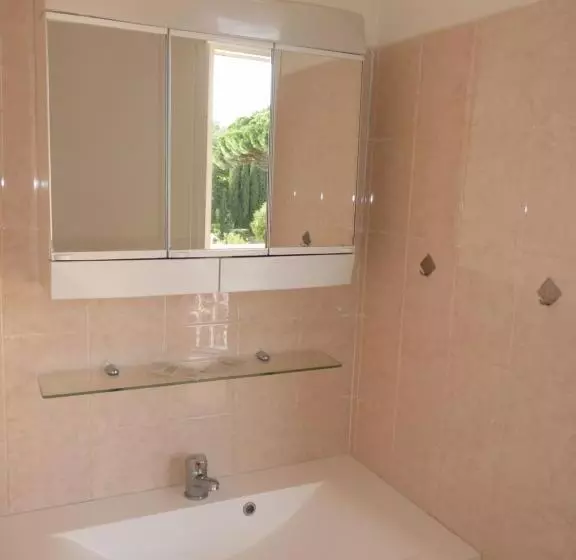 هتل Hôtel Les Eucalyptus