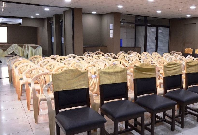 Отель Palm View Residency