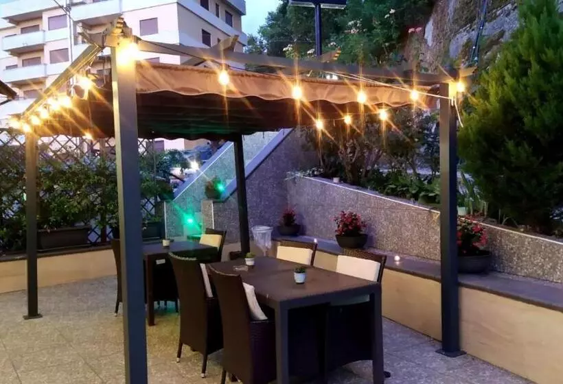 تختخواب و صبحانه Il Roseto