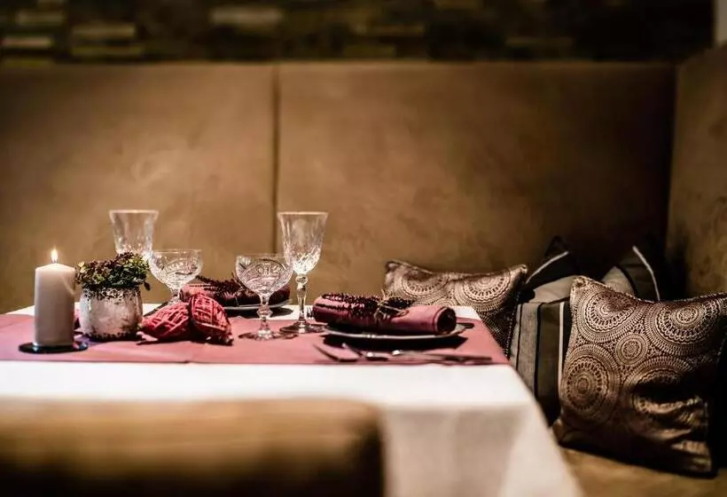 ホテル Der Mesnerwirt   4 Superior   Meran 2000