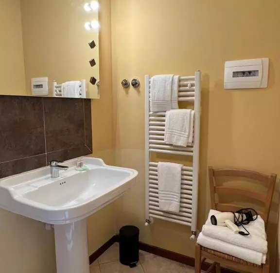 Aamiaismajoitus (B&B) Rivarola Al Tempo Dei Castelli