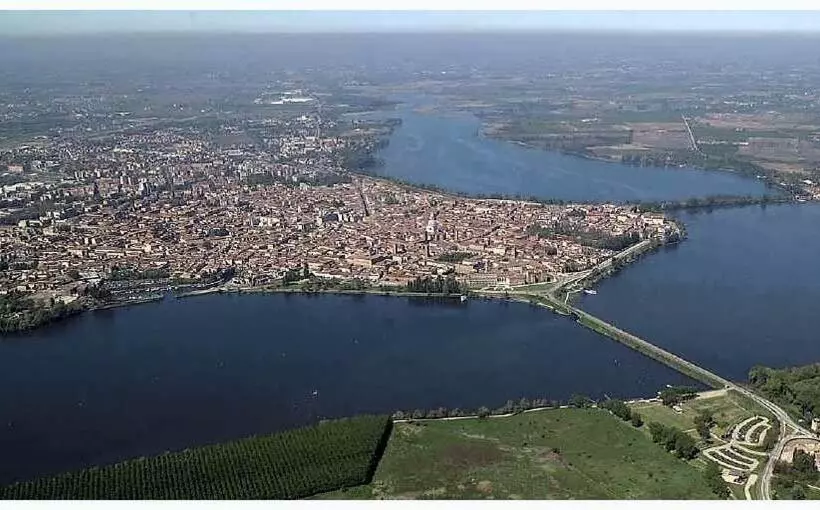 تختخواب و صبحانه Bb Parco Del Mincio