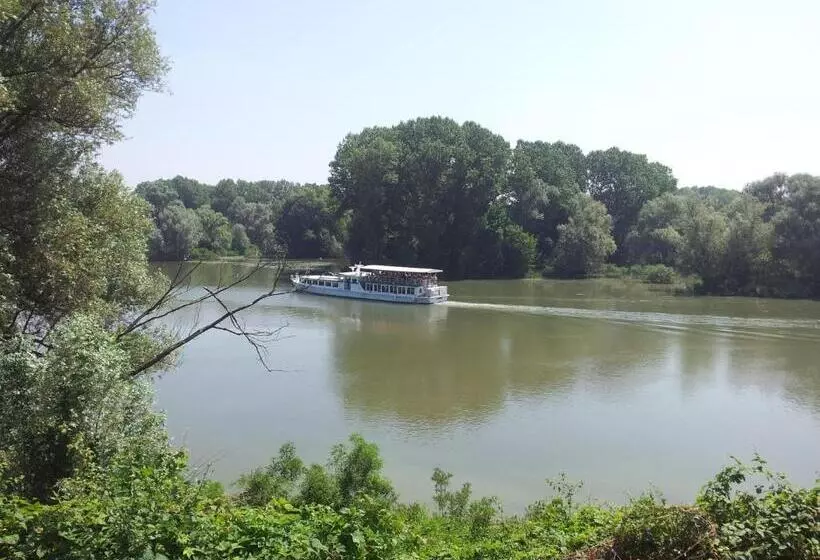 تختخواب و صبحانه Bb Parco Del Mincio