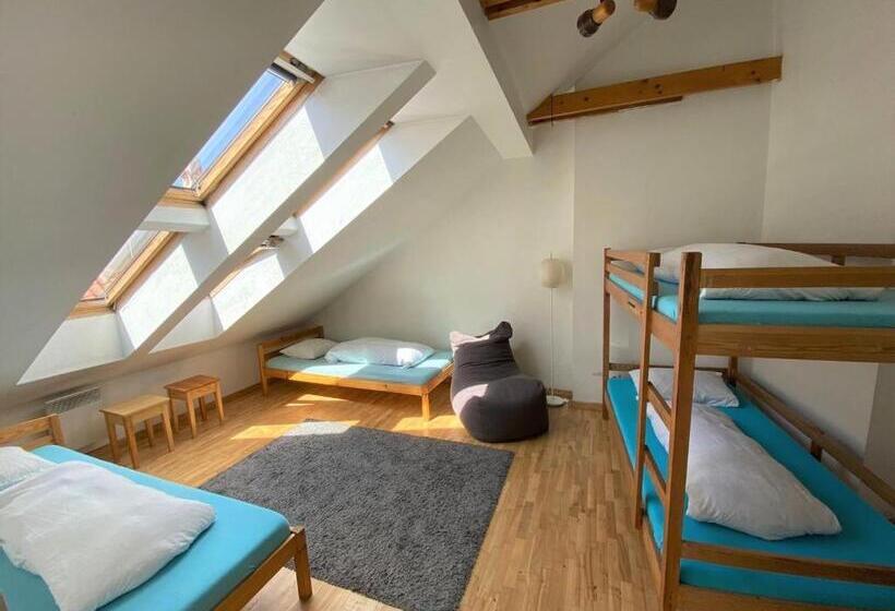 هاستل Jimmy Jumps House