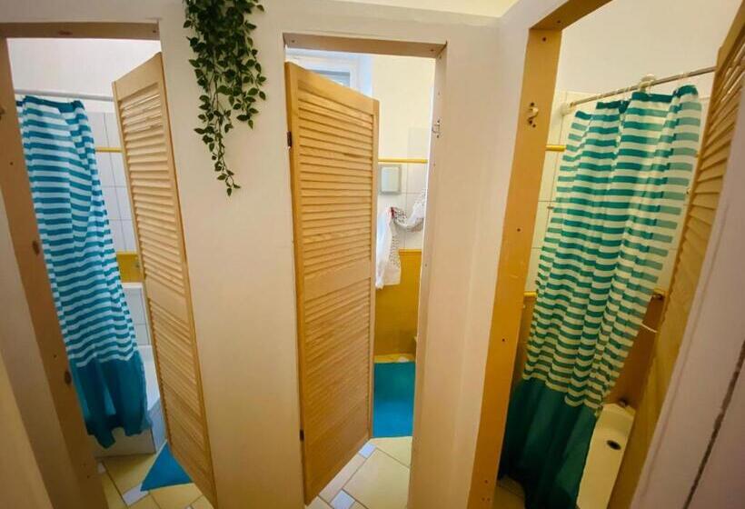 هاستل Jimmy Jumps House