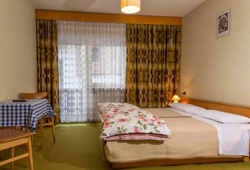 تختخواب و صبحانه Garni Appartments Helvetia