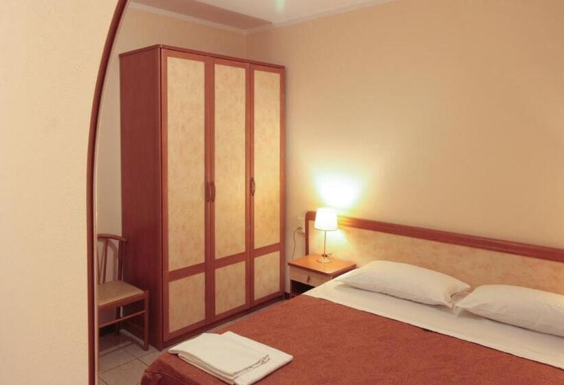 בית מלון כפרי Rose & Crown