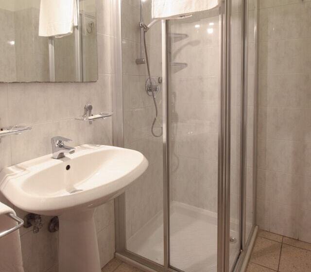 בית מלון כפרי Rose & Crown