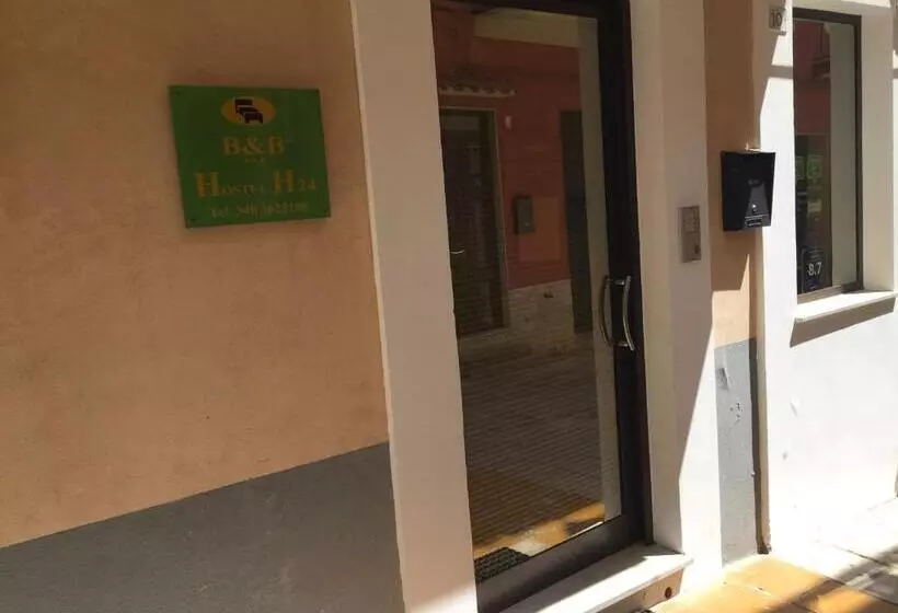Bed & Breakfast Hostel H24