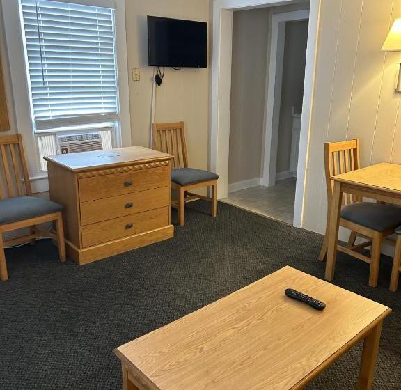 The Admiral Hotel/motel