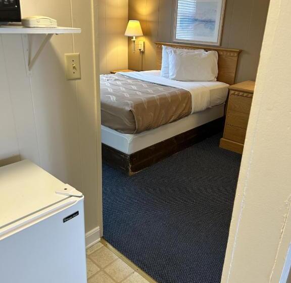 The Admiral Hotel/motel