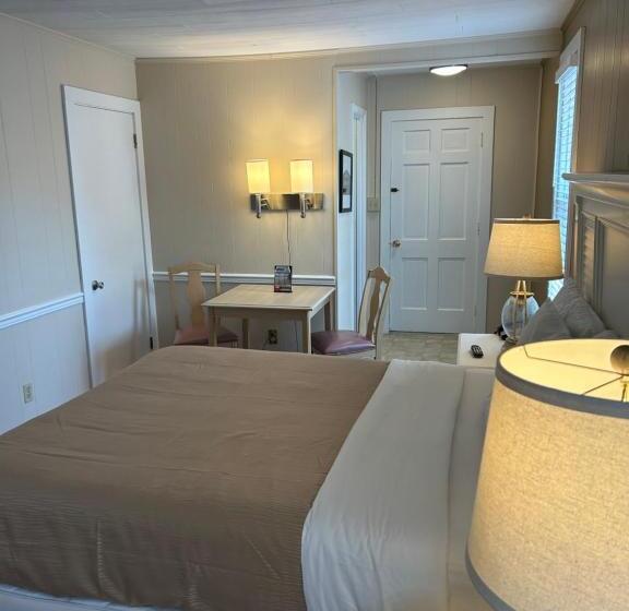 The Admiral Hotel/motel