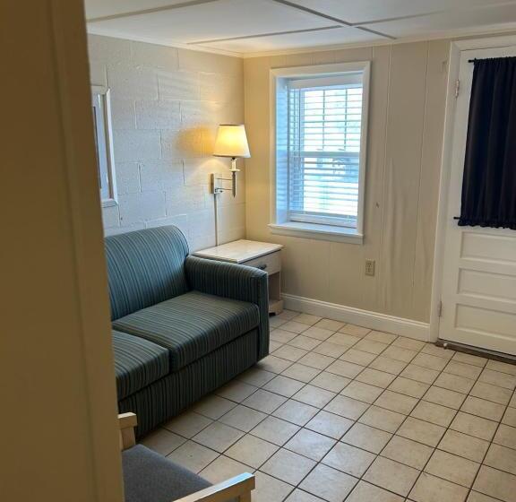 The Admiral Hotel/motel