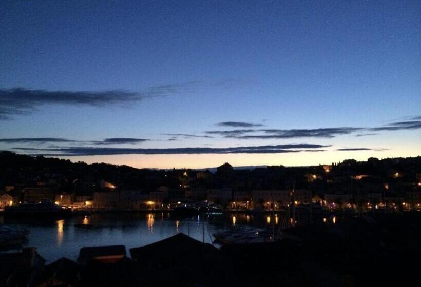 مبيت وإفطار Alaburic Rooms & Apartment