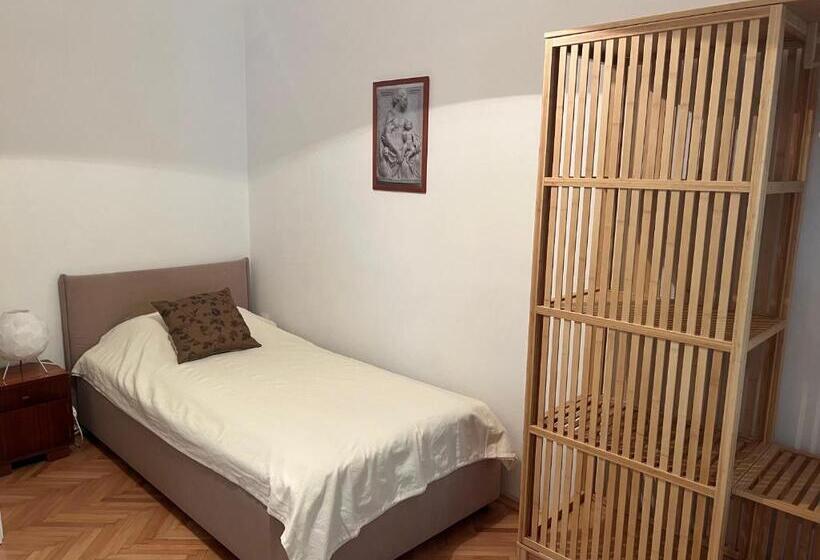 مبيت وإفطار Alaburic Rooms & Apartment