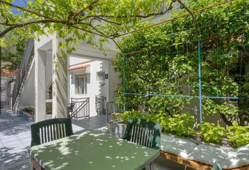 مبيت وإفطار Alaburic Rooms & Apartment