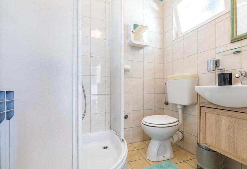 مبيت وإفطار Alaburic Rooms & Apartment