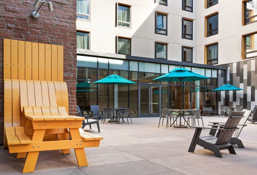 Отель Embassy Suites By Hilton Boulder