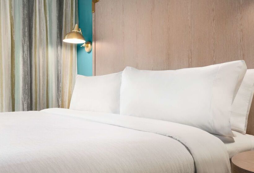 Отель Embassy Suites By Hilton Boulder