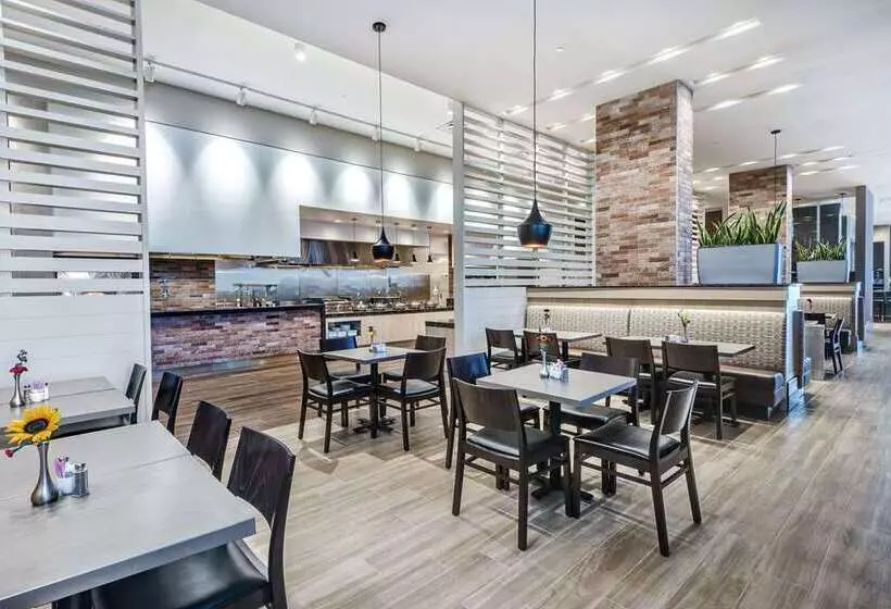 ホテル Embassy Suites By Hilton College Station, Tx