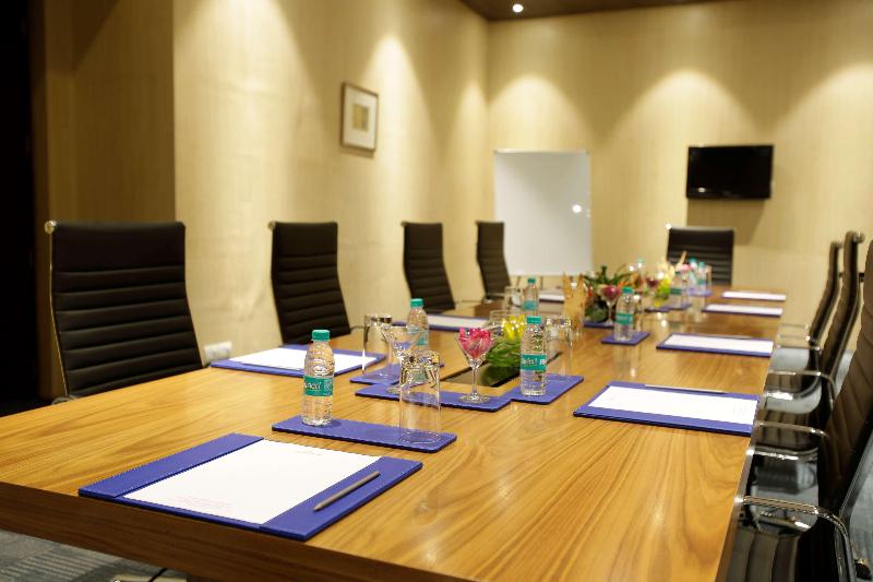 호텔 Golden Tulip Suites Gurgaon