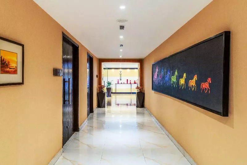 ホテル Golden Tulip Suites Gurgaon