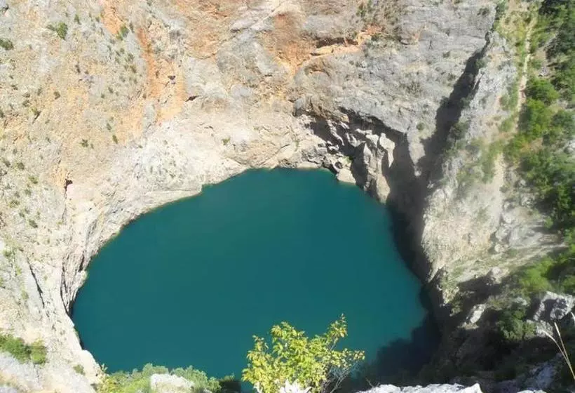 تختخواب و صبحانه Vila Ružin Dvor