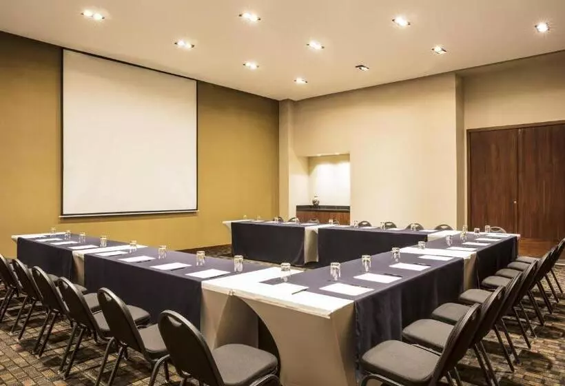 هتل Fiesta Inn Chihuahua Fashion Mall