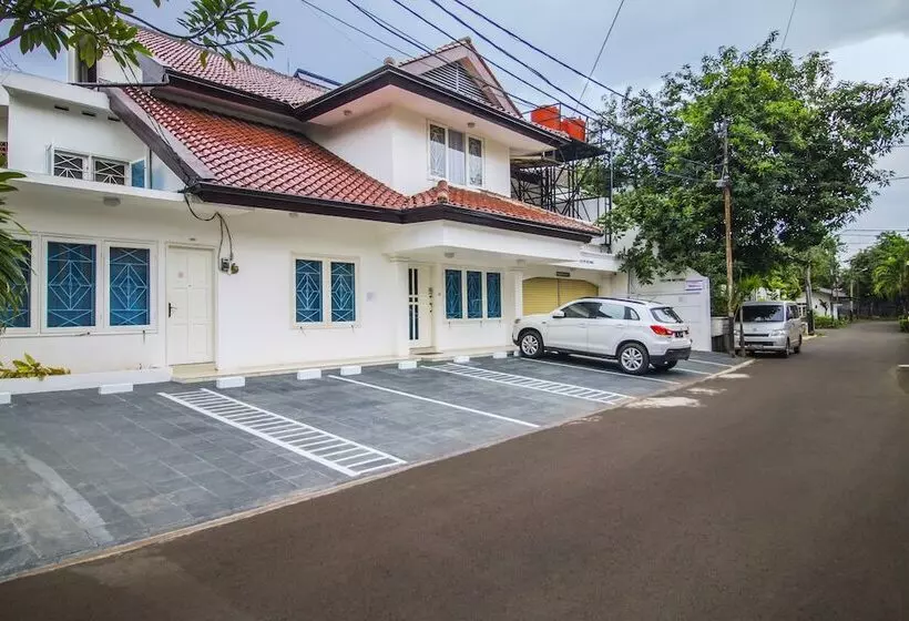 Majatalo Reddoorz Plus @ Tendean