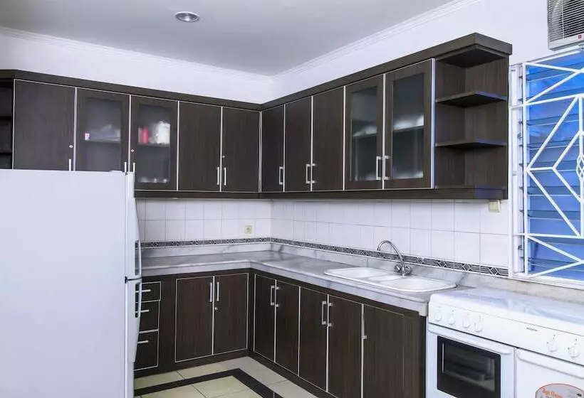 Majatalo Reddoorz Plus @ Tendean