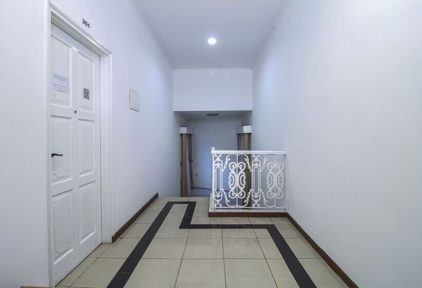 بنسيون Reddoorz Plus @ Tendean