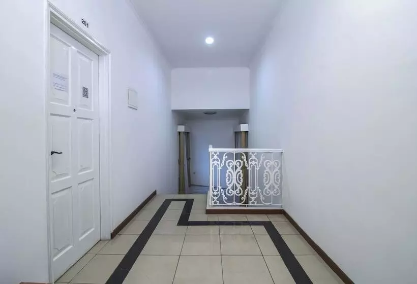 Majatalo Reddoorz Plus @ Tendean