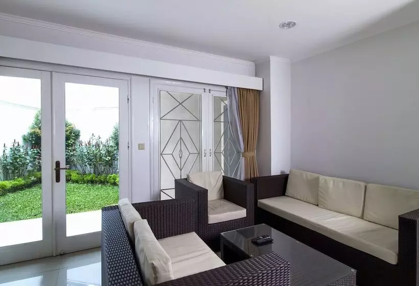 Majatalo Reddoorz Plus @ Tendean