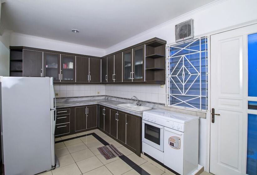 بنسيون Reddoorz Plus @ Tendean