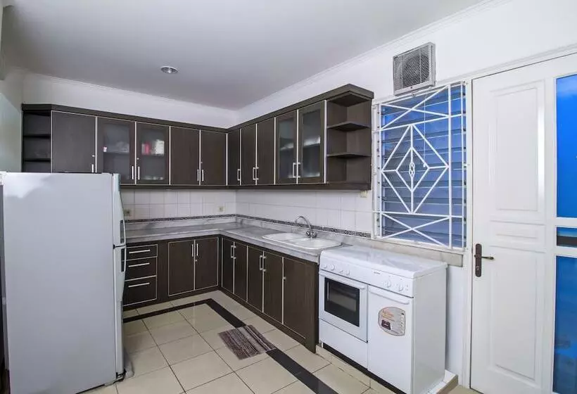 Majatalo Reddoorz Plus @ Tendean