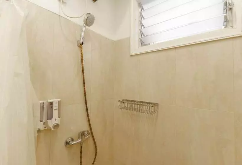 Majatalo Reddoorz Plus @ Tendean