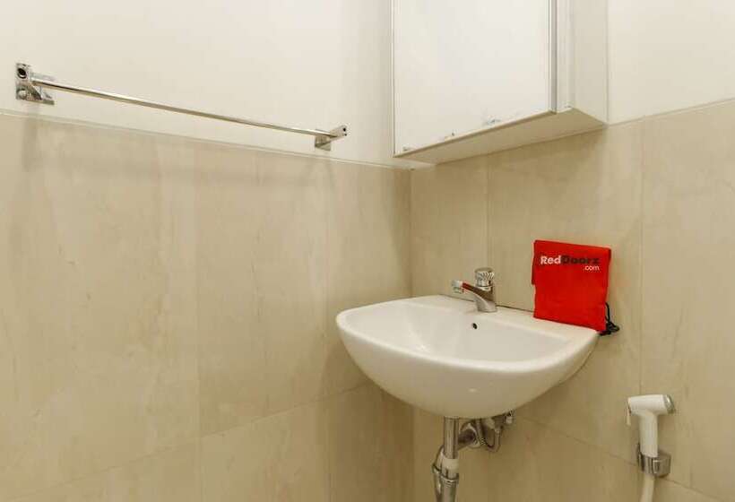 بنسيون Reddoorz Plus @ Tendean