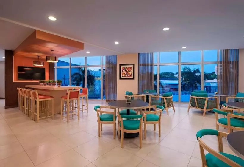 ホテル Fairfield By Marriott San Salvador