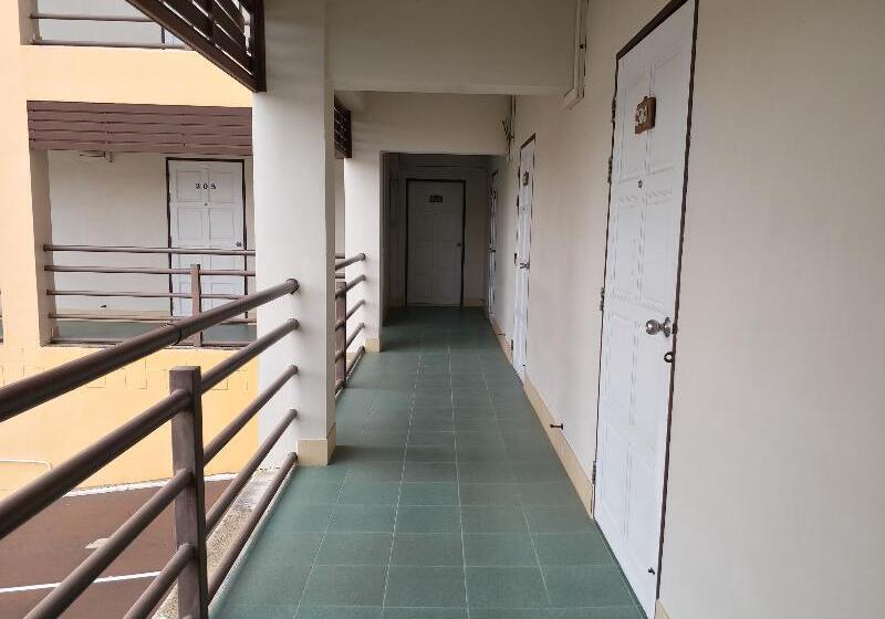 New Wanchai Hotel Pakchong