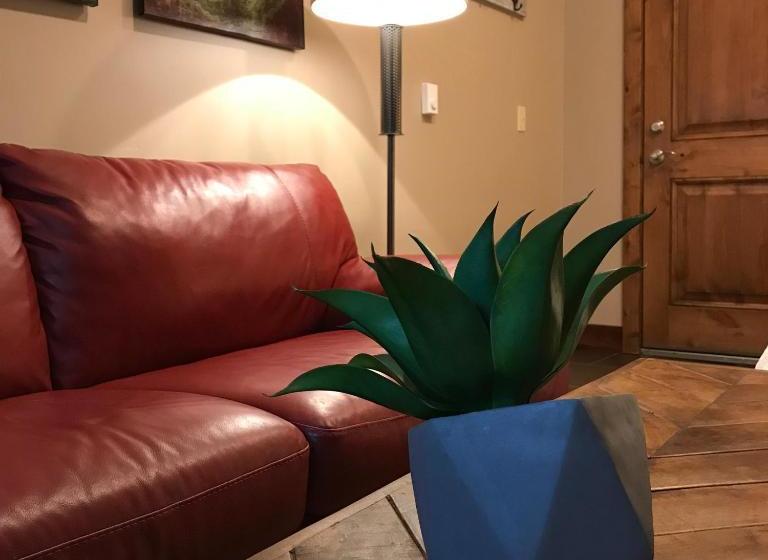 هتل Torchlight Inn