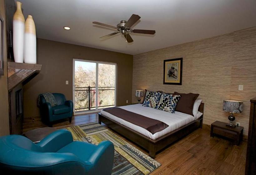 هتل Torchlight Inn