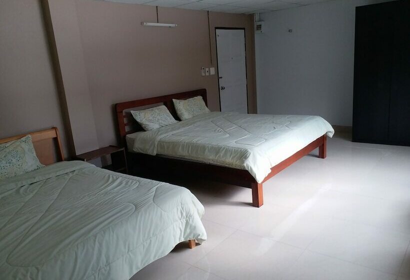 New Wanchai Hotel Pakchong