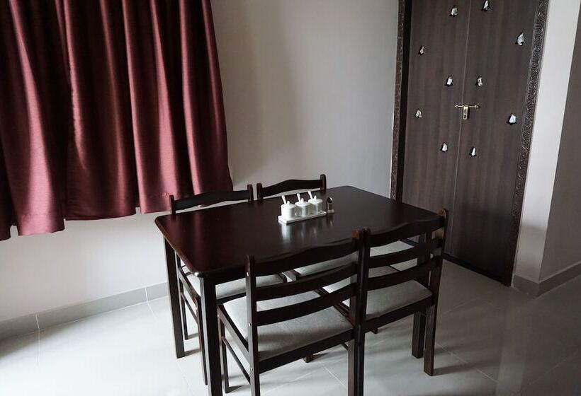 هتل Solitaire Service Apartments