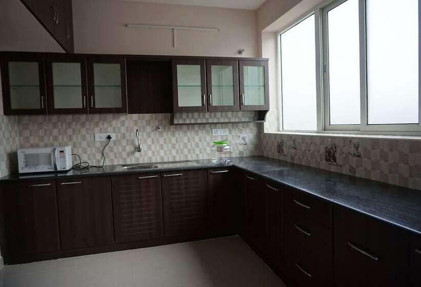 هتل Solitaire Service Apartments