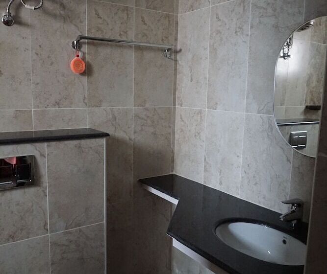 هتل Solitaire Service Apartments